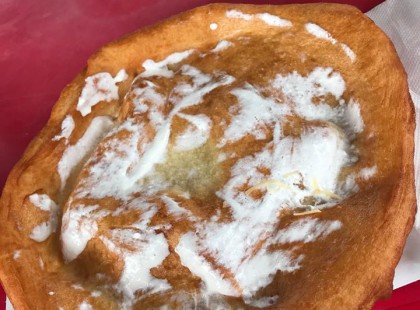 Ezt kaptuk Balatonon tejfölös, lángos néven. Jól látja, az ott tejföl akar lenni! Azt viszont, hogy mennyibe került nem fogod elhinni! Én sem hittem a szememnek >>>