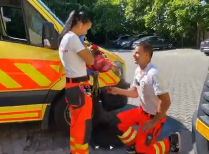 Megható mentős lánykérés Örkényben – „Veled szeretném leélni az életem, veled tervezem a jövőmet” – videó <3 gratuláljunk nekik sok szívecskével <3