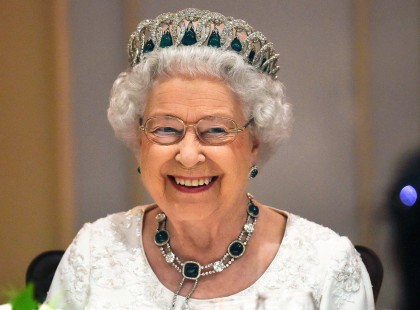 Ilyet még sosem tett II. Erzsébet! Először az alattvalók sem értették, miért kellett ez