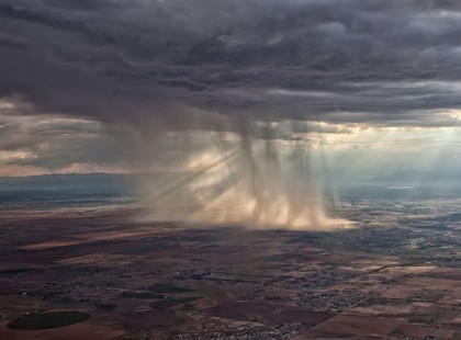 Alig pár óra múlva ELEMI ERŐVEL CSAP LE A VIHAR! ÍTÉLETIDŐ KÖZELEG felhőszakadással, jéggel és közel 100 km/órás szélrohamokkal! EZEKBEN A MEGYÉKBEN LESZ A LEGSÚLYOSABB A HELYZET >