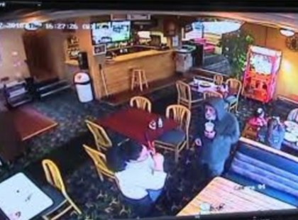 A pincérnő kiszolgált egy hajléktalant, de aztán megtudta, hogy az nem volt más, mint a saját főnöke!