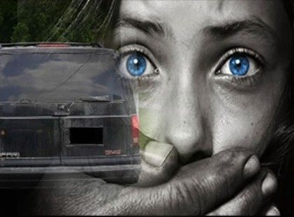 Fekete furgonokkal vadásznak a gyerekekre: édességgel, kutyával csalják magukhoz őket? -videó