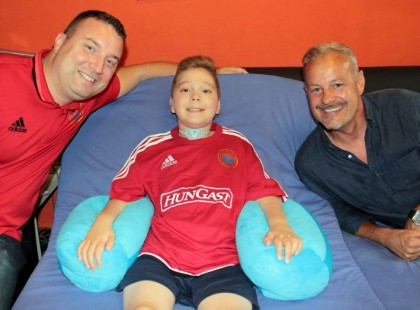 Meghalt a 15 éves Krisztián, aki egyik napról a másikra lebénult.Nyugodj békében kis Harcos.