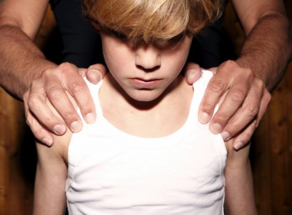 Vigyázat!Ez a pedofil vadászta le a kisfiút Békés megyében!Több kiskorúval, köztük egy 8 éves gyerekkel is erőszakoskodott sze....uálisan a férfi. Milyen büntetést érdemelne az ilyen?!