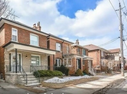 96 éves nő árulja a házát. Amikor benéznek, 72 éves titok derül ki, amit a szomszédok se tudtak