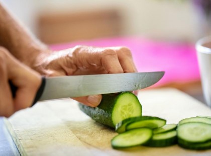 Az anyósom egész nyáron uborkaszeletet tart az ablakban. Azt hittem megőrült, de ma már én is ezt csinálom