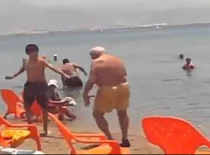 EZEN fél órája röhögök! A balatoni ficsúr kicsúfolta a 71 éves nyugdíjast a strandon! Az öreg frappáns válaszán nevet a fél internet!