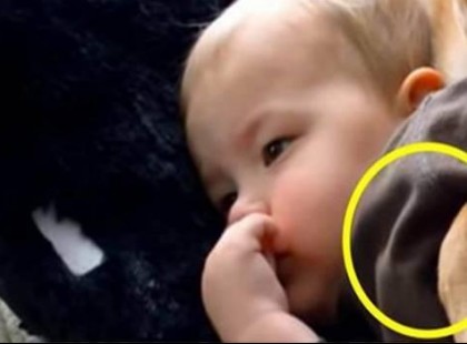 A kisfiú betegen fekszik a kanapén mikor anyja bemegy a nappaliba nem hisz a szemének