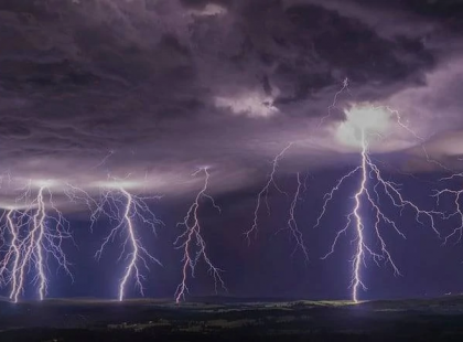 Hatalmas ERŐVEL CSAP LE A VIHAR! Közel 100 km/órás széllel, JÉGESŐVEL, cikázó villámokkal tarolja le az országot a zivatar! EZEKRE A MEGYÉKRE MÁR KIADTÁK A RIASZTÁST >>