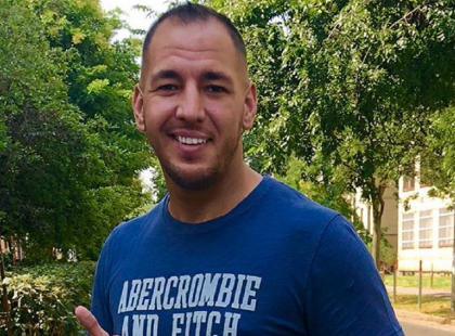 Curtis betartotta az ígéretét: 7 férfival álltak az állatkínzó háza elé