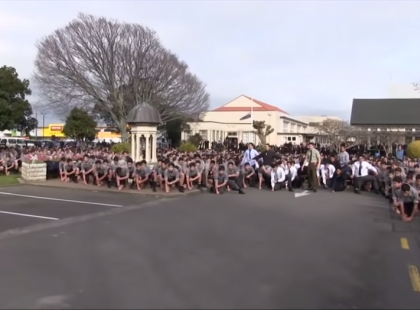 Az egész iskola ott van a tanár temetésén. Amit tesznek, arra nincsenek szavak (videó)