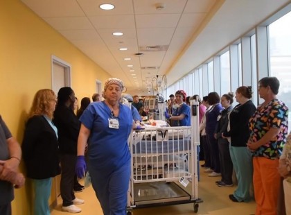 Annyira megható: Ezért állnak sorfalat a könnyező nővérek, amikor a babát viszik a műtőbe