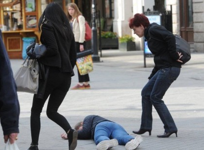 Összeesett egy fiatal férfi egy útkereszteződésben Szolnokon – Néhány perc múlva a légzése is leállt