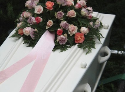 Meghalt az anyósa, aki tönkretette a családját. Megrázó, és csodálatos ahogyan elbúcsúzott tőle ez az anyuka!