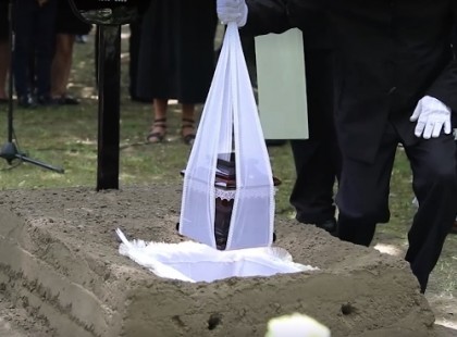 Eltemették Bálint gazdát - megható helyszíni videó a Fiumei sírkertben megtartott temetéséről