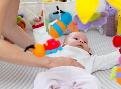 Az anyuka így altatta el a gyerekét, aki bele is halt. Hogy gondolhatta, hogy ez jó ötlet?