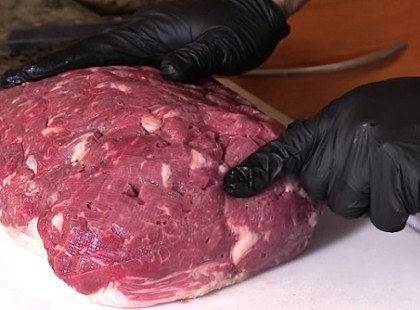 Vettem egy darab húst a szupermarketben…és csak otthon vettem észre rajta azt, amitől még most is borsódzik a hátam!! Hihetetlen, amit rajta találtam!! Ezután te is odafigyelsz majd erre!