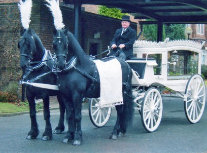 Hófehér hintó húzza majd a temetőbe a megboldogult Bogdán Lászlót ! Ez az ember fizeti ki Bogdán László temetését. Nagyon szép gesztus.Nyugodjék békében!