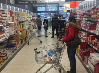 Meghalt egy férfi a Lidl-ben, a bolt nem zárt be, a vásárlók kerülgették a holttestet