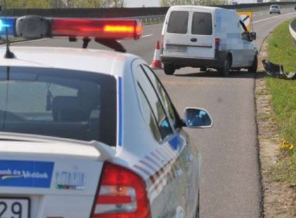 Leállósávban hajtó autóst kísért haza a 2 motoros Rendőr, ahogy oda értek lehullott az álluk