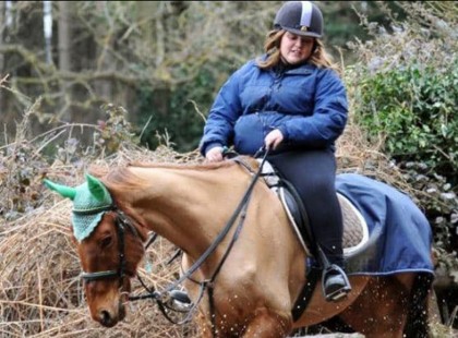 A lány posztolt egy szelfit a lovával, de miután megláttak rajta valami szörnyűséget, lájkok helyett feljelentés lett a jutalma