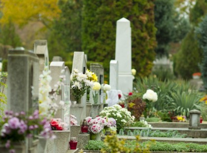 Meghalt a 7 éves kisfiuk, eltemették. Később, a sírjánál állva szörnyű dolgot vesznek észre