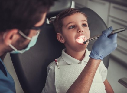 Nem beszélt a fiú 6 éves koráig. Aztán a fogorvos meglátta ezt a szájában