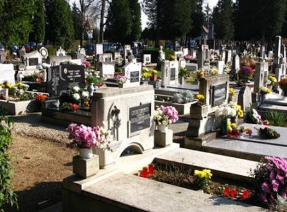 EZ ÁM A MEGLEPETÉS! Ezt a hírességet látni a legtöbbször Zámbó Jimmy sírjánál – nem a felesége az ! LEDÖBBENTÜNK, hogy ki az….