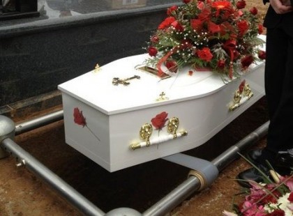 Hófehér koporsóban királynőnek öltözve temették el a kis Mercit, helyszíni fotók