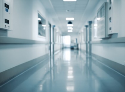 Most érkezett a hír: Kislányával együtt kórházba került a koronavírusos színésznő