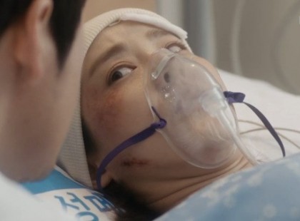 A kislány 4 év kóma után az orvos fülébe súg valamit, aki lesápad. Még sosem hibáztak ekkorát a kórházban