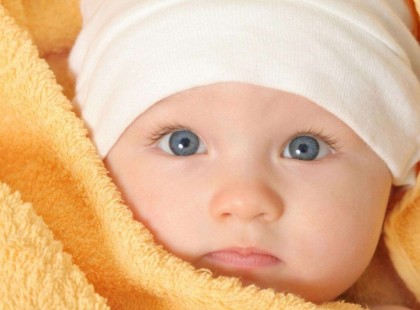 Borzalmas tragédia! Bevitték a kislányukat a kórházba, de már csak az üres hordozót és a kis plédjét tudták hazahozni, majd eltemetni. Íme a magyar valóság..