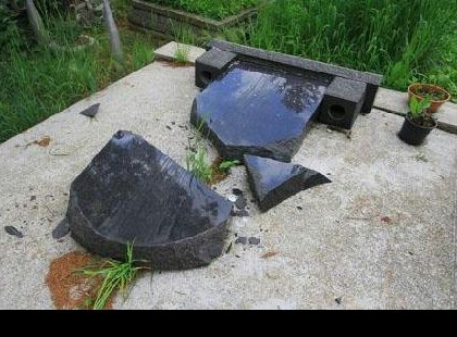 Részeg férfi törte össze LL Junior kisfiának sírhelyét