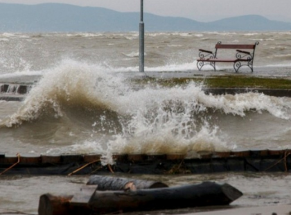 1 perce jött a hír !Menekülnek a turísták! DERMESZTŐ A HELYZET A BALATONNÁL!!! Vigyázzatok, több helyen toxikus lehet a tó vize!!! HARMADFOKÚ A KÉSZÜLTSÉG!!! >>>