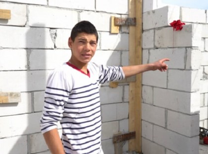 Ez a srác 16 évesen saját házát építi: “A korombeliek egész nap az utcán csavarognak, dohányoznak és isznak”Példamutató cselekedet!