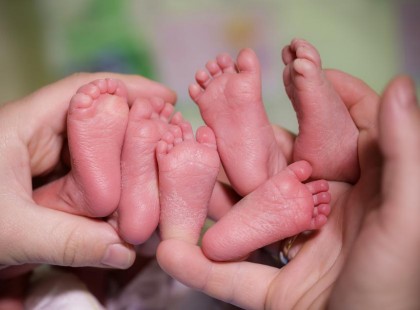 Úgy döntöttek, örökbe fogadják a hármas ikreket. Nem sokkal később az édesanya zihálva hívja az apát a kórházból