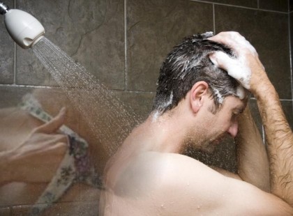 Rájöttem, mit csinál a barátnőm szex után, amíg zuhanyozok. Teljesen kivagyok ...szerinted is gáz?