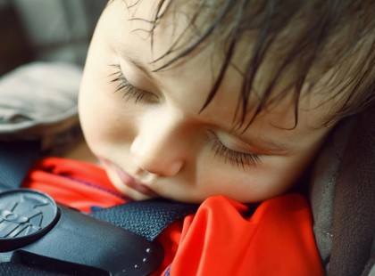 Meghalt egy kislány a forró autóban. 15 hónapos testvére életéért jelenleg is küzdenek az orvosok !Gyereket nem hagyunk egyedül az autóban, soha! Az anyjuk közben a házban pihent... Borzasztó!