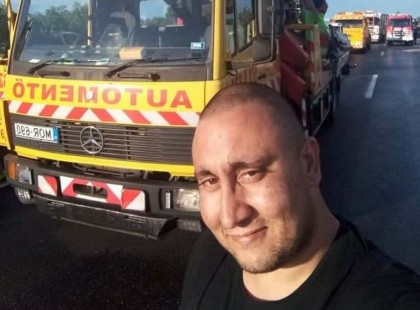 Ő Rajmund, akit a leállósávban előző Porschés halálra gázolt. Nyugodjon békében!