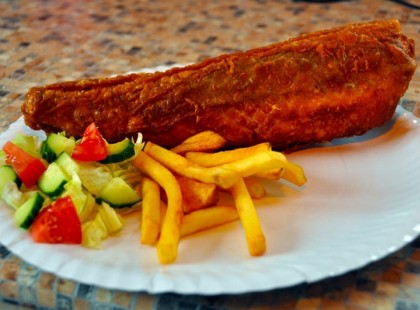 Beültünk a Balcsin egy büfébe, gondoltan eszek egy hekket…de attól, amit a fülembe súgott az alkalmazott, hamar meggondoltam magam! SOHA TÖBBET NEM ESZEM HEKKET!