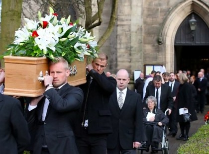 Tegnap temették el Bogdán Lászlót. Cserdi soha nem látott ennyi kocsit..