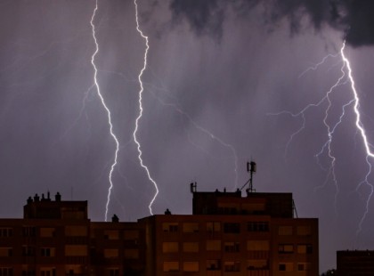 Súlyos veszély! Néhány óra múlva lecsap a vihar 80 km/órás széllel, JÉGESŐVEL, felhőszakadással, ERŐS VILLÁMTEVÉKENYSÉGGEL! Mindenki menjen zárt helyre!! Ezekre a megyékre adtak ki figyelmeztetést :