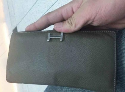 Visszaadta a pénzzel teli megtalált tárcát a hajléktalan férfi. Jutalom helyett azonban EZT kapta