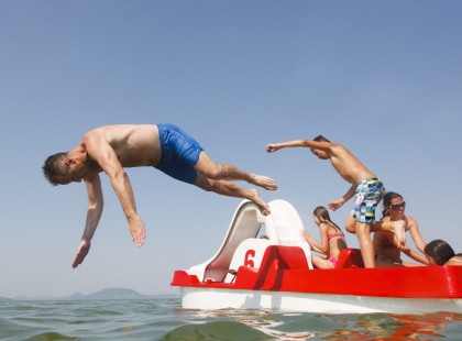 50 centis vízbe ugrott fejest, meghalt a 19 éves fiú Siófoknál. A barátai sokkot kaptak