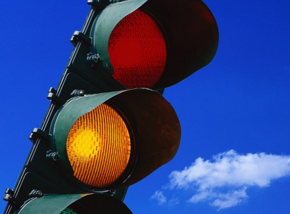 Tegnap a kocsimmal a piros lámpánál várakoztam, amikor egy idős bácsi hirtelen beszállt az autómba és olyan dolgot mondott, amit soha az életben nem fogok elfelejteni!