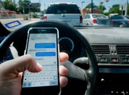 A vezetés közbeni mobilozásért mostantól elveszik a jogosítványt. ITT vannak a pontos részletek: