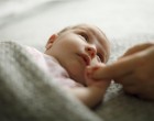 Az ágyra tette a gyerekét. Egy pillanatra fordult el, mire visszanézett, vérfagyasztó látvány fogadta