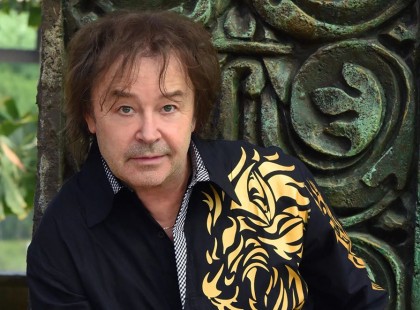 Szikora Robi nem kisnyugdíjas, kitálalt és őszintén beszélt arról, milyen színvonalon él! Döbbenetes, amit a pénzéről mondott. Sok pályatársa ellenére Ő nem panaszkodik..! - Oszd meg, ha szerinted is így kellene mindig művészünknek!