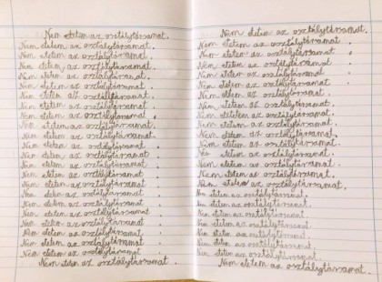 Enni adott az osztálytársának büntetésből le kellett 100-szor írja EZT