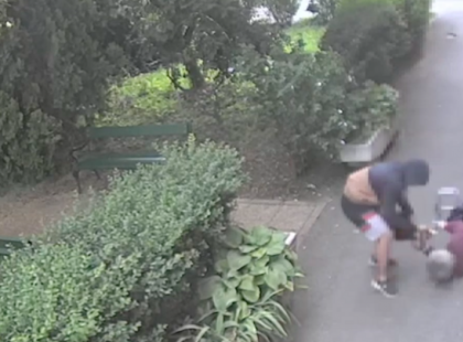 84 éves, sétáló néniről tépte le a táskát és húzta a földön a nénit ez a 20 éves rabló Gyöngyösön – Mindent felvett a kamera